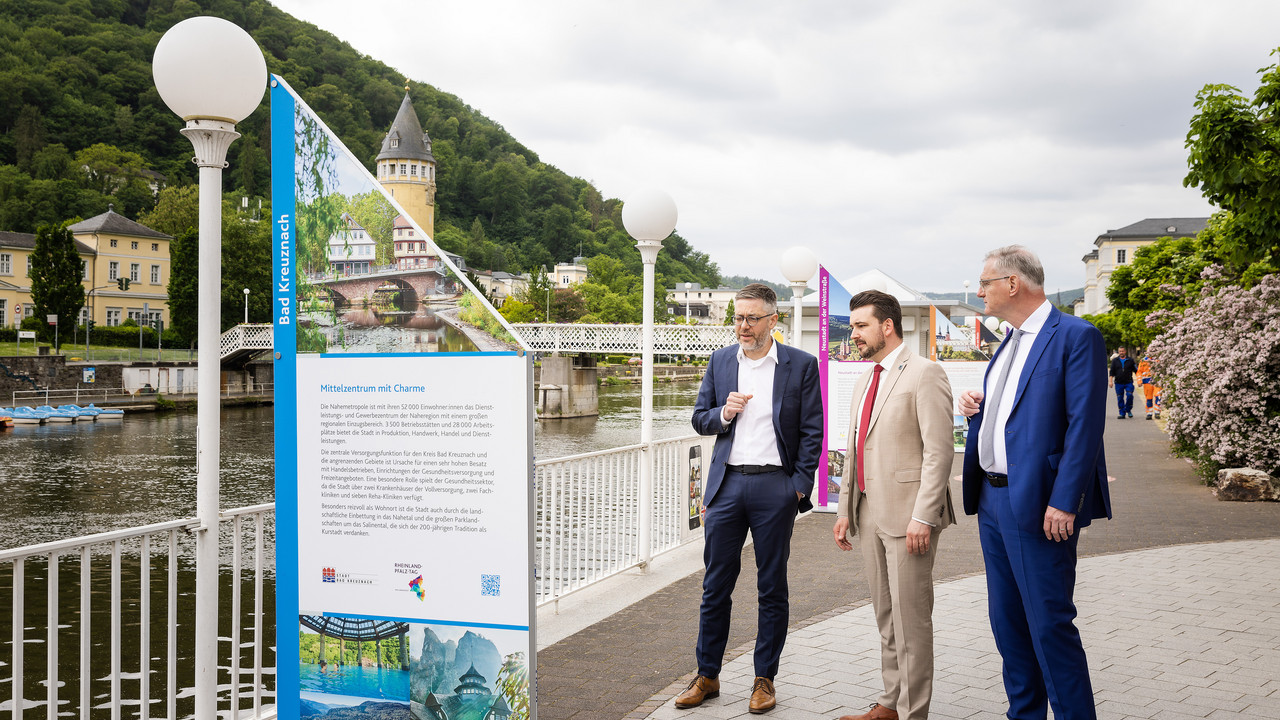 Zur Einstimmung auf das Landesfest haben der Chef der Staatskanzlei, Fabian Kirsch, Stadtbürgermeister Oliver Krügel und der Bürgermeister der Verbandsgemeinde Bad Ems-Nassau, Uwe Bruchhäuser, eine Stelenausstellung eröffnet. 