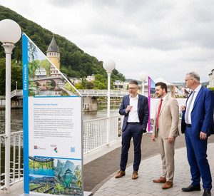 Zur Einstimmung auf das Landesfest haben der Chef der Staatskanzlei, Fabian Kirsch, Stadtbürgermeister Oliver Krügel und der Bürgermeister der Verbandsgemeinde Bad Ems-Nassau, Uwe Bruchhäuser, eine Stelenausstellung eröffnet. 