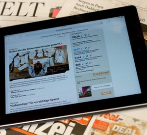 Tablet und Zeitungen; Bild: dpa