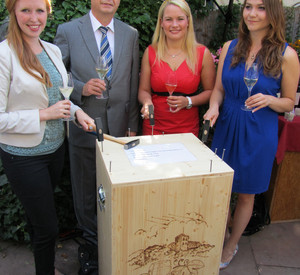 Der Präsident der SGD Süd Hans-Jürgen Seimetz, die Deutsche Weinkönigin Julia Bertram, die Rheinhessische Weinkönigin Ramona Diegel und die Pfälzische Weinkönigin Andrea Römmich mit der Weinkiste für das Forschungsteam am Südpol. Bild: SGD Süd