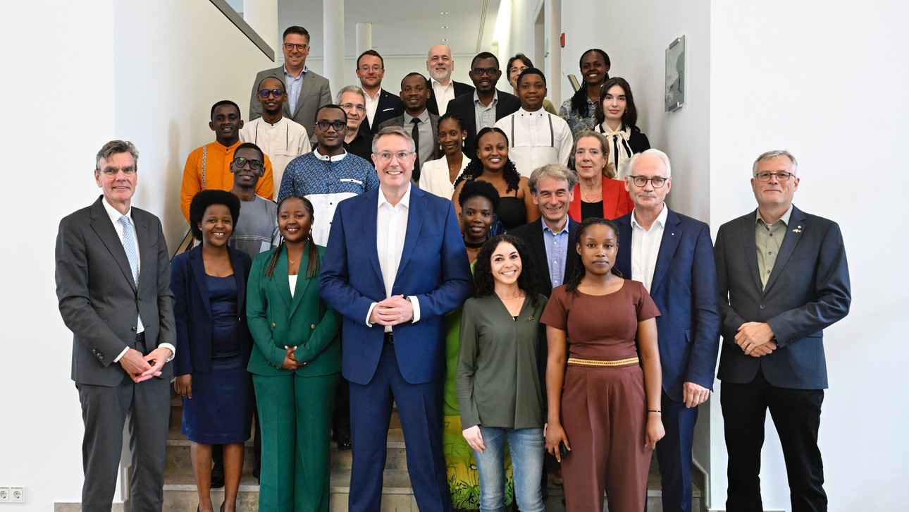 Ministerpräsident Alexander Schweitzer mit ruandischen BioMex-Praktikantinnen und Praktikanten.