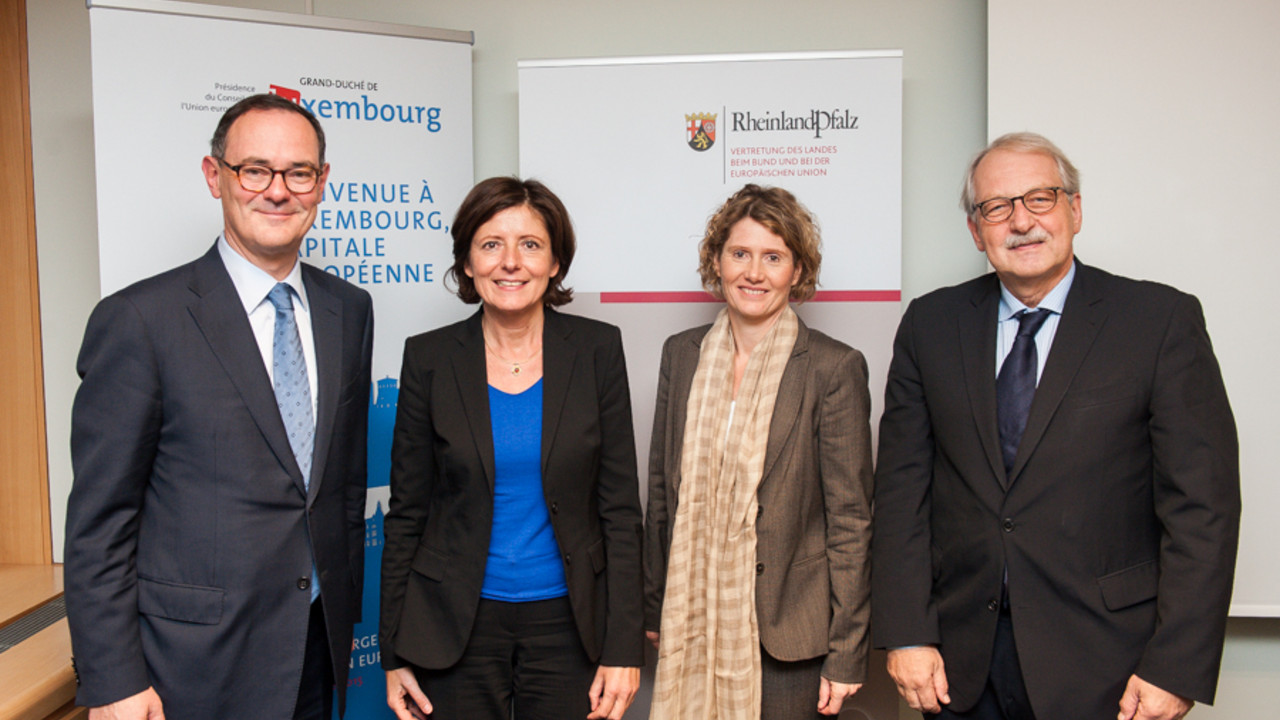 Ministerpräsidentin Malu Dreyer und Wirtschaftsministerin Eveline Lemke bei der Ministerratssitzung in Brüssel mit Christian Braun (r.), ständiger Vertreter des Großherzogtums Luxemburg und Marc Ruete (l.), Generaldirektor Migration und Inneres.