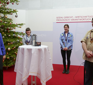 Übergabe des Friedenlichts mit einer Pfadfinder-Delegation