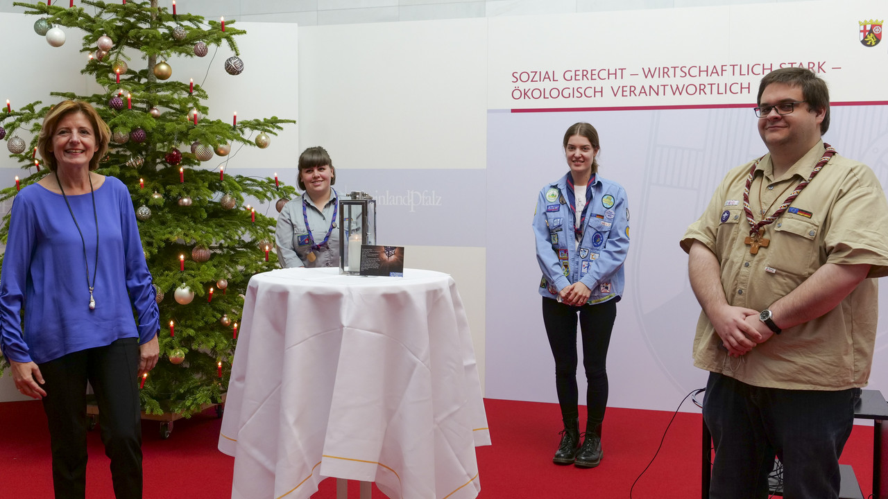 Übergabe des Friedenlichts mit einer Pfadfinder-Delegation