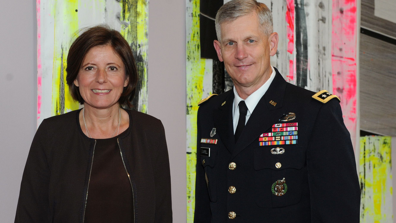 Ministerpräsidentin Malu Dreyer verabschiedet General Campbell; Bild: Kristina Schaefer