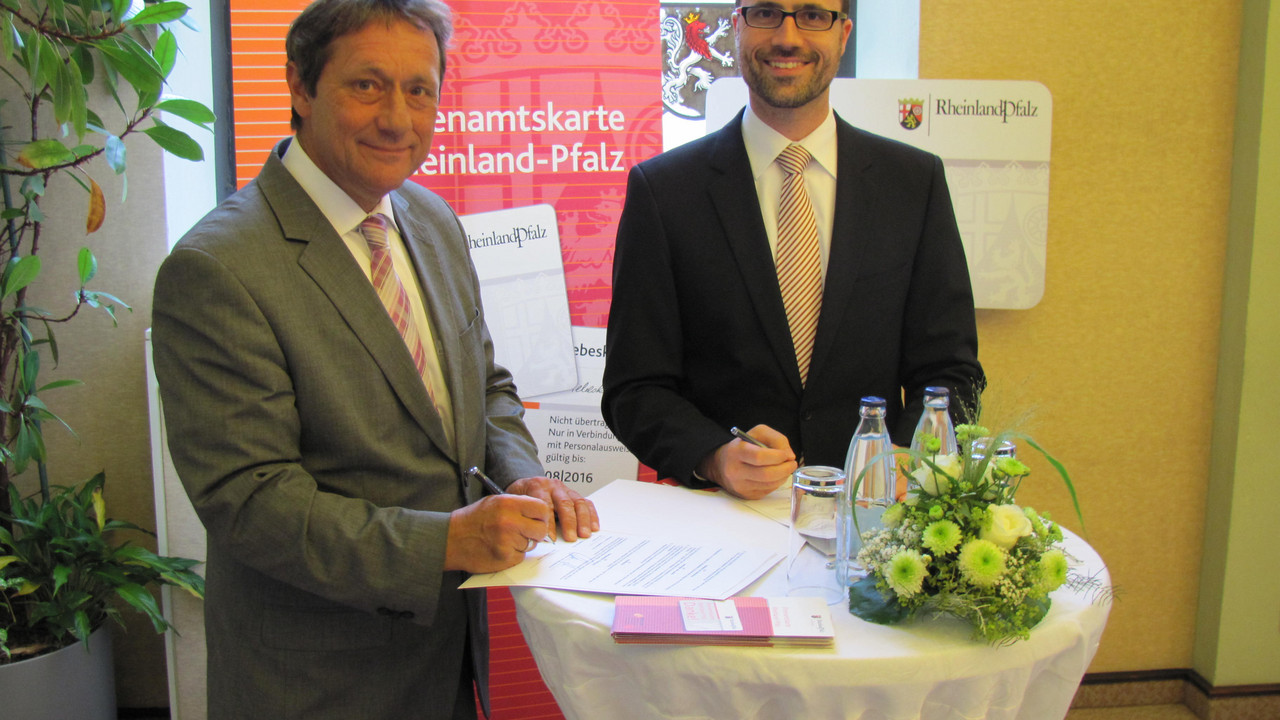 Chef der Staatskanzlei, Staatssekretär Clemens Hoch, und Landrat Achim Schwickert. 