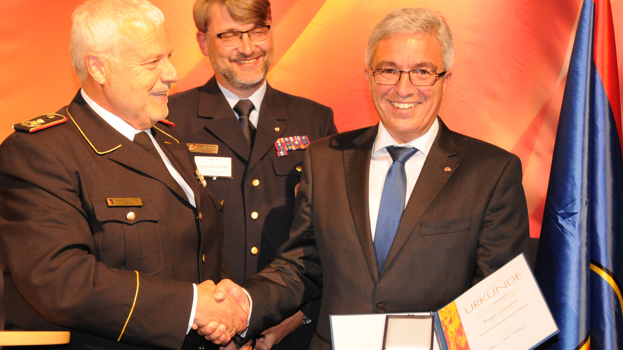 Innenminister Roger Lewentz wurde mit der Deutschen Feuerwehr Ehrenmedaille geehrt