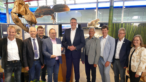 Ministerpräsident Alexander Schweitzer überreicht Förderbescheid für interkommunale Tourismus-GmbH – Unterstützung für zukunftsweisende Zusammenarbeit 