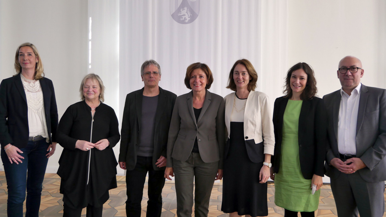 (von links nach rechts): die Vorsitzende der Kommission für Jugendmedienschutz Cornelia Holsten; die Direktorin der rheinland-pfälzischen Landeszentrale für Medien und Kommunikation Renate Pepper; Friedemann Schindler, Leiter von jugendschutz.net; die 