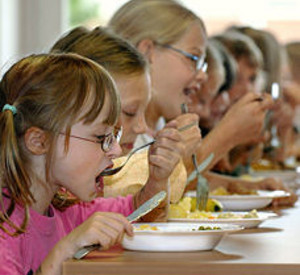 Kinder essen in der Schule; Bild: dpa-Archiv