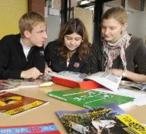 Berufsschüler erstellen eine Zeitung; Bild: rlp-Archiv