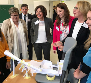 Ministerpräsidentin Malu Dreyer im Gespräch mit Schülerinnen und Schülern