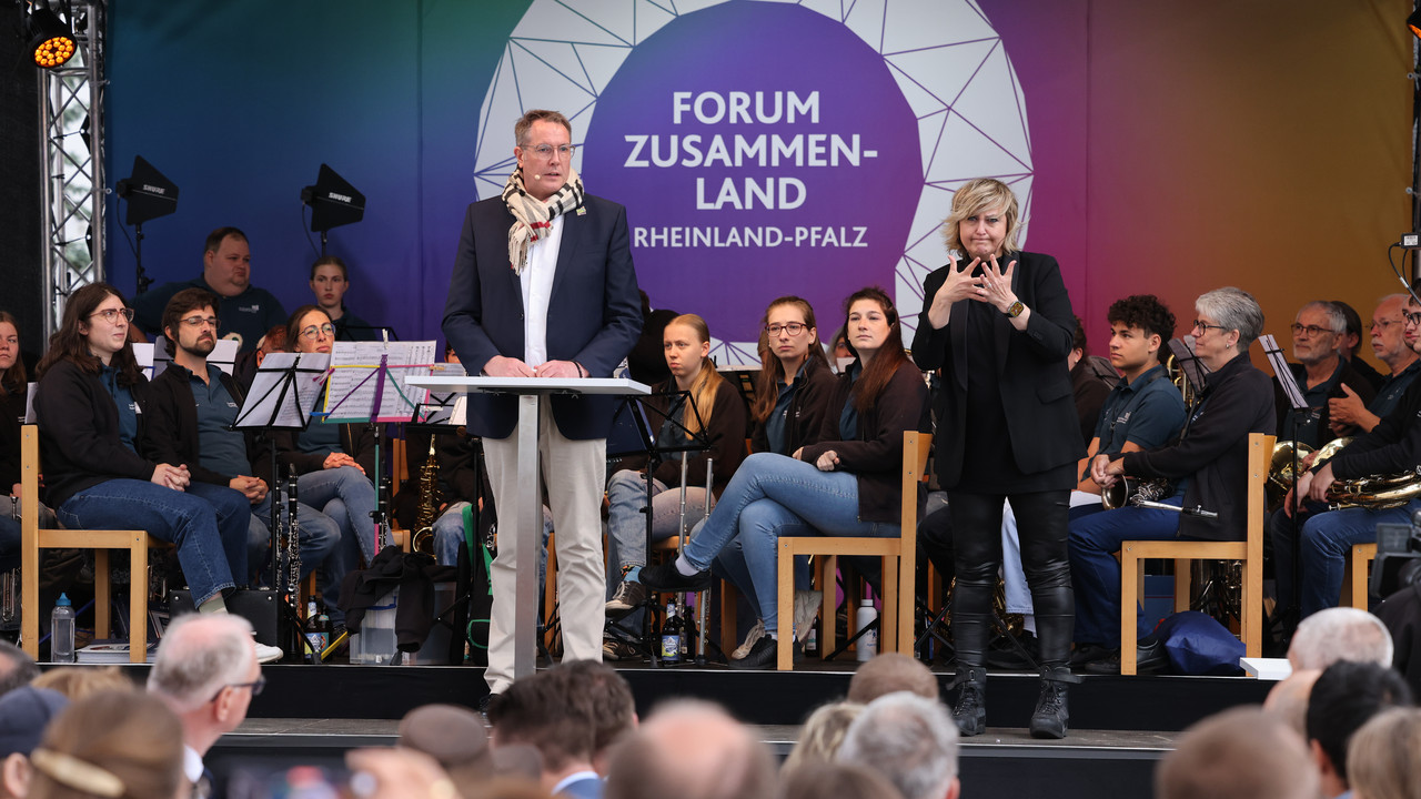 Ministerpräsident Alexander Schweitzer beim Bürgerempfang.