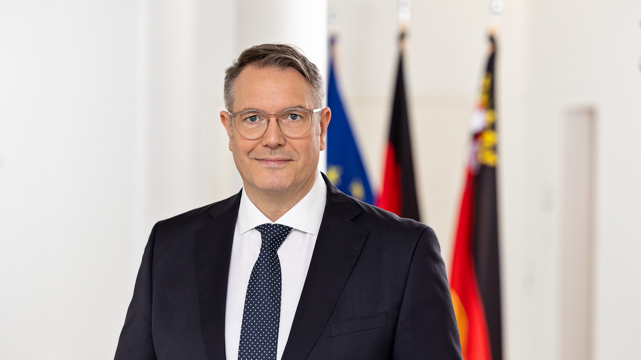 Portraitfoto Ministerpräsident Alexander Schweitzer