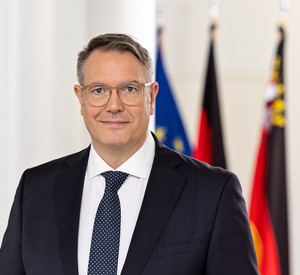 Portraitfoto Ministerpräsident Alexander Schweitzer