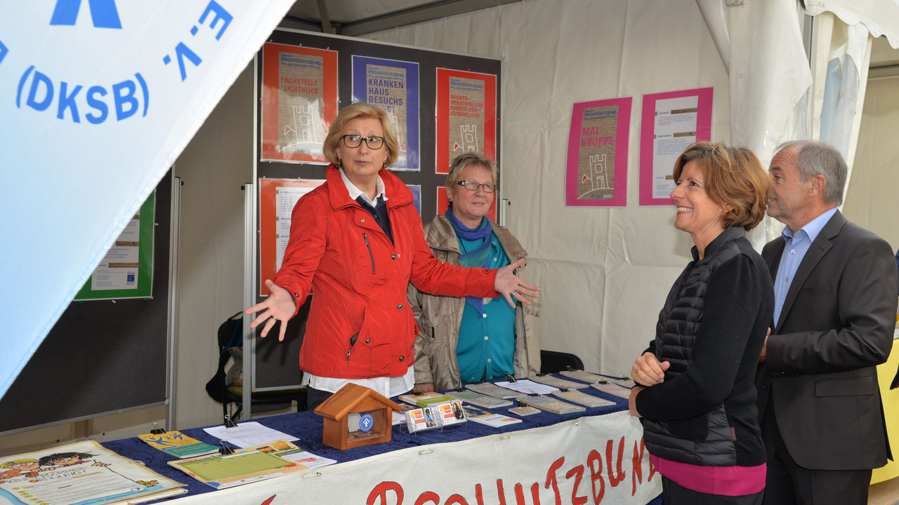 Ministerpräsidentin Malu Dreyer auf dem Markt der Möglichkeiten am Ehrenamtstag 2015 in Trier