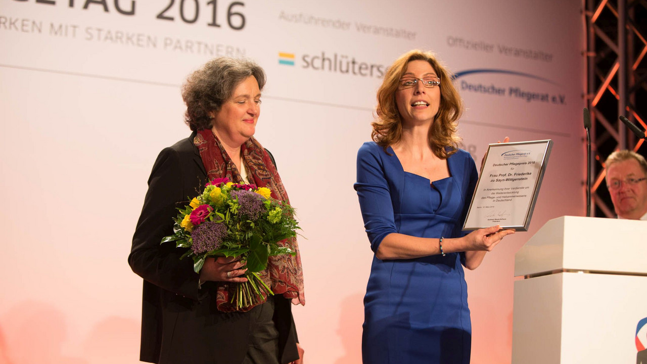 Sozialministerin Sabine Bätzing-Lichtenthäler bei der Übergabe des Deutschen Pflegepreises 2016