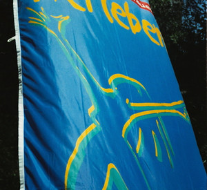 Fahne „Frei leben ohne Gewalt“; Bild: © Terre des Femmes / Karin Boelster
