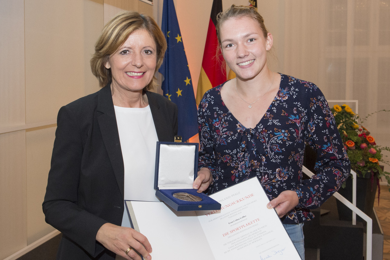 Ministerpräsidentin Malu Dreyer überreicht die Sportplakette