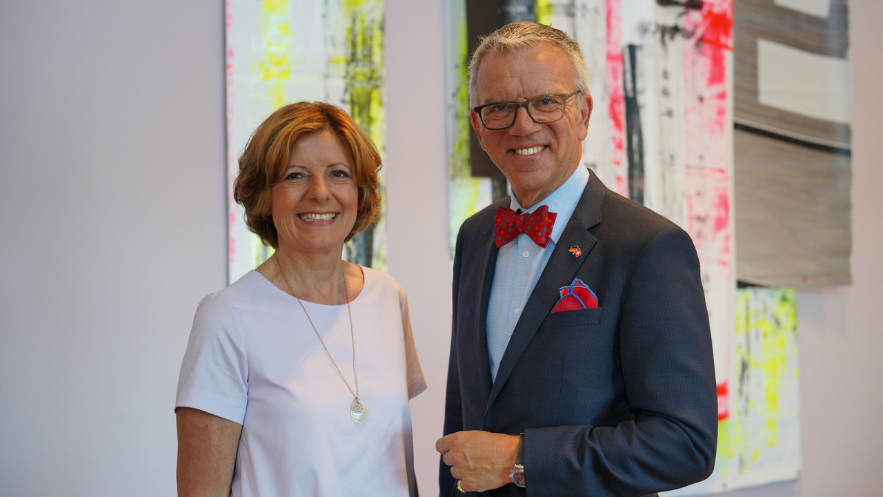 Ministerpräsidentin Malu Dreyer gemeinsam mit dem schweizerischen Botschafter Paul R. Seger.     