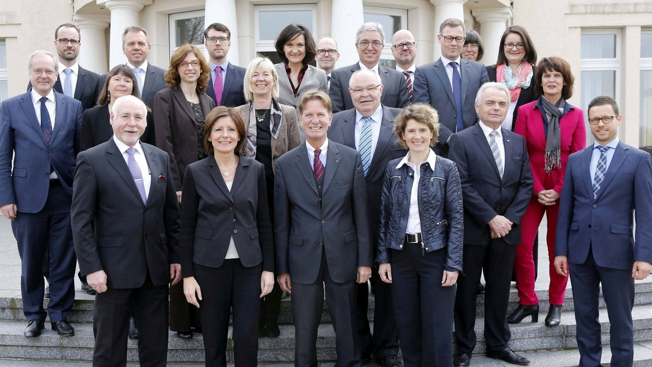 Der rheinland-pfälzische Ministerrat zusammen mit dem Vorstand der Unternehmerverbände Rheinland-Pfalz (LVU). Bild: Sämmer / © Staatskanzlei RLP