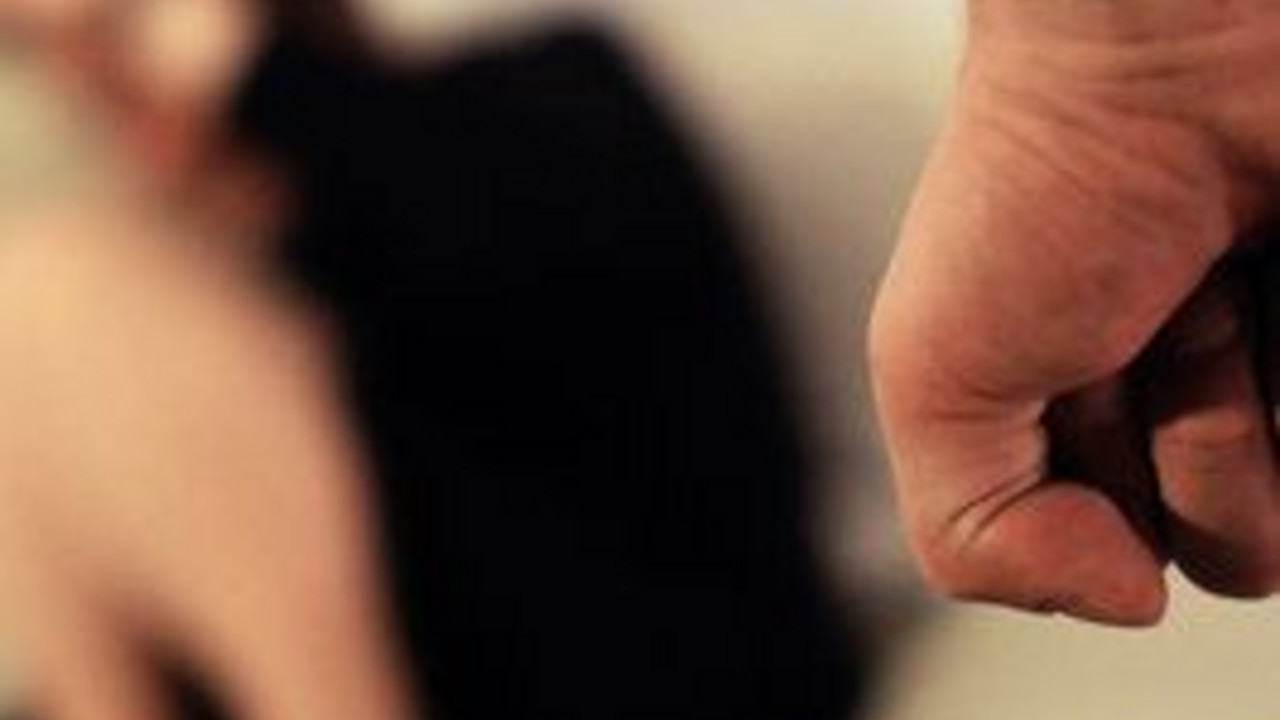 Der Informationsaustausch zwischen Behörden und Beratungsstellen soll helfen schwere Gewalttaten in Partnerschaften und Familien zu reduzieren; Bild: dpa