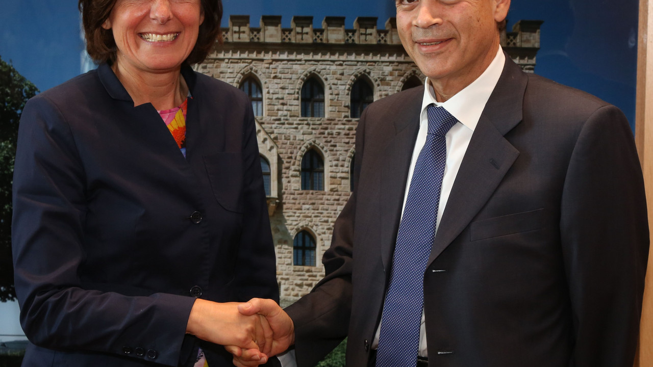 Ministerpräsidentin Malu Dreyer und der Botschafter des Staates Israel, Yakov Hadas-Handelsman; Bild: Stefan Sämmer / © Staatskanzlei