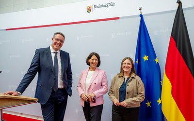 v.l.n.r. Ministerpräsident Alexander Schweitzer, Wirtschaftsministerin Daniela Schmitt und Familienministerin Katharina Binz.