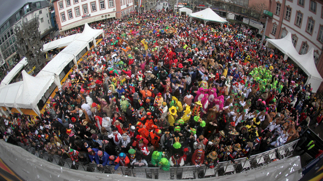 Rund 2.000 Menschen feierten am Donnerstag auf dem Schillerplatz in Mainz; Bilder: dpa
