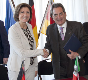 Ministerpräsidentin Dreyer und Gouverneur Lozano de la Torre unterzeichnen die Absichtserklärung;