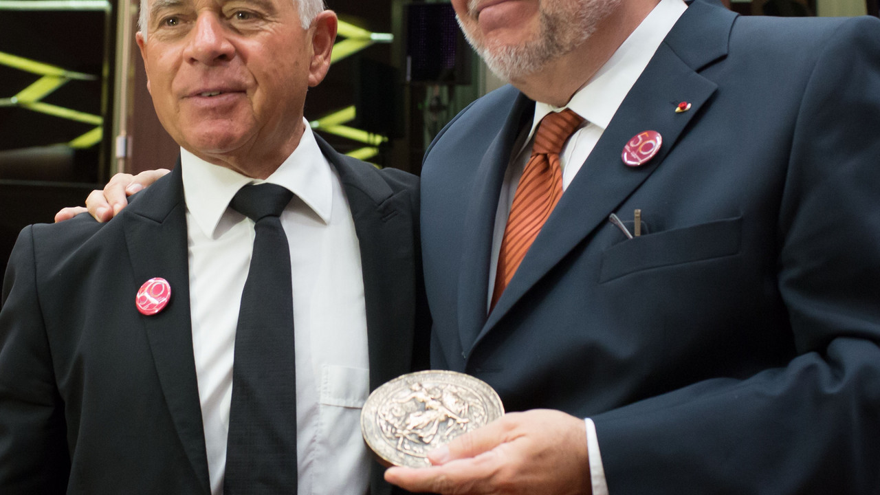 Patrait überreicht Medaille an Beck; Bild: rlp.de