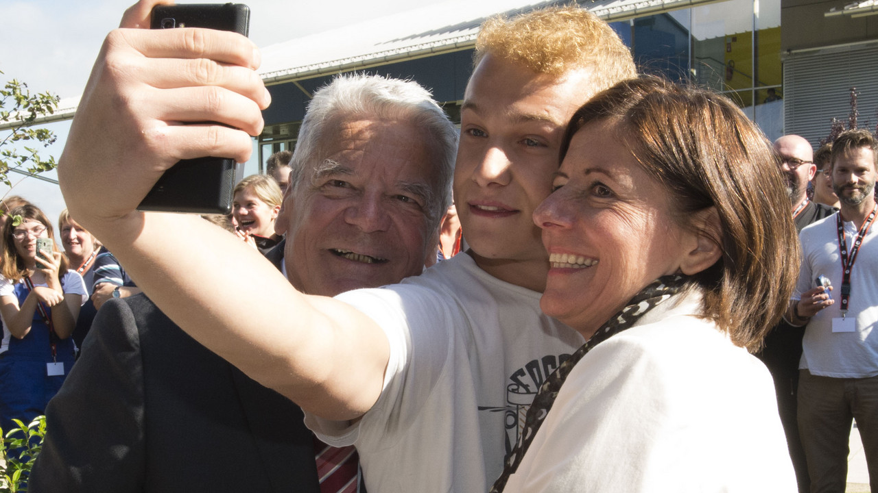 Ein Selfie mit dem Bundespräsidenten und der Ministerpräsidentin; Foto: Pulkowski / © Staatskanzlei