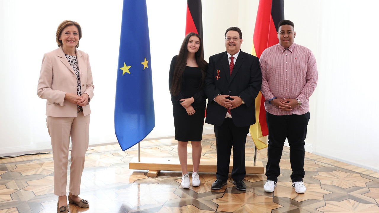 Ministerpräsidentin Malu Dreyer mit Jacques Delfeld und seinen Enkeln 