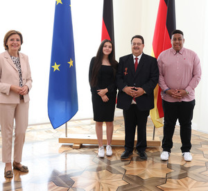 Ministerpräsidentin Malu Dreyer mit Jacques Delfeld und seinen Enkeln 