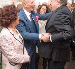 Horst Eckel nimmt am Mittwoch in Kaiserslautern im Beisein von Ehefrau Hannelore Eckel (l) und Tochter Dagmar (2.v.r.) die Glückwünsche von Ministerpräsident Kurt Beck entgegen. Bild: dpa