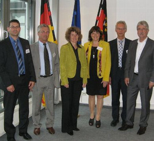 Wirtschaftsministerin Eveline Lemke begrüßte Führungskräfte aus der Fahrzeugindustrie zum Branchendialog „Innovation“ im Wirtschaftsministerium. Bild: MWKEL