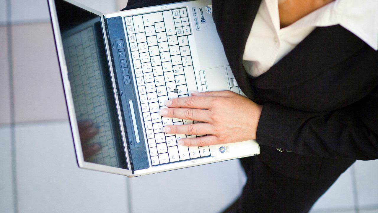 Frau mit Laptop; Bild: dpa