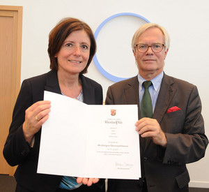 Ministerpräsidentin Malu Dreyer gratuliert dem Landrat des Rhein-Hunsrück-Kreises, Bertram Fleck, zum 40. Dienstjubiläum; Foto: Kristina Schäfer / © Staatskanzlei