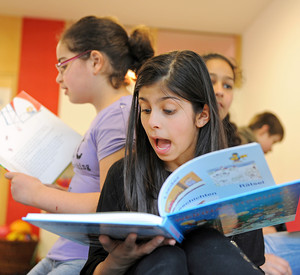 Kinder lesen; Bild: rlp-Archiv