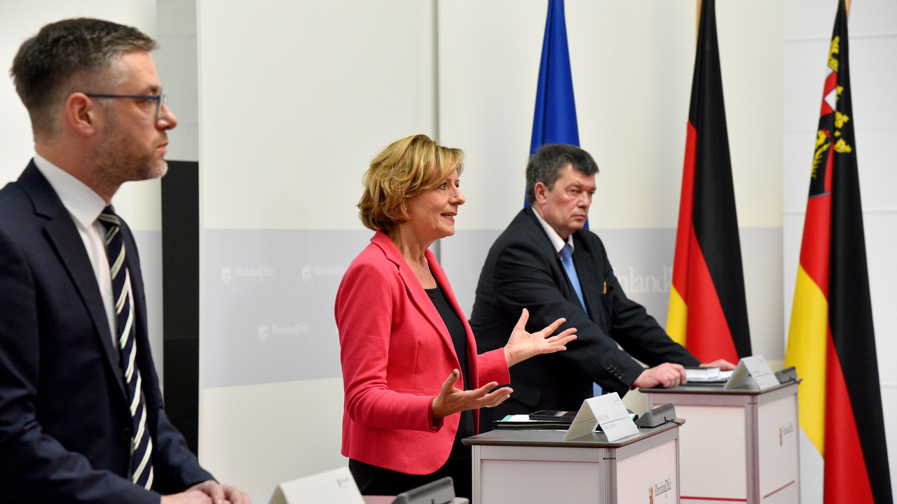 Die Ministerpräsidentin Malu Dreyer, Burkhard Müller (Landkreistag RLP) und Fabian Kirsch (Städtetag RLP)