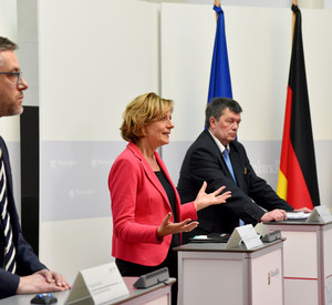 Die Ministerpräsidentin Malu Dreyer, Burkhard Müller (Landkreistag RLP) und Fabian Kirsch (Städtetag RLP)