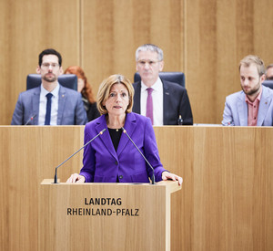 Ministerpräsidentin Malu Dreyer spricht am Rednerpult des rheinland-pfälzischen Landtags.
