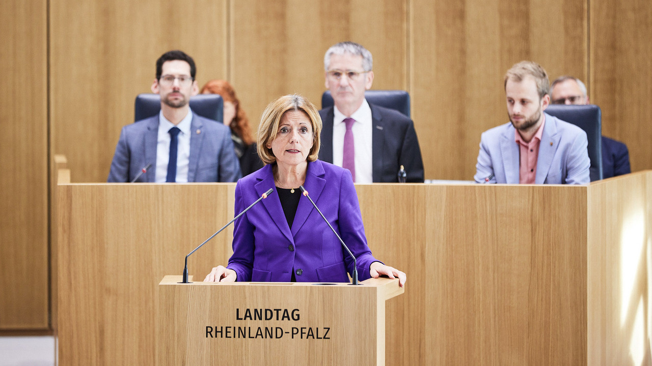 Ministerpräsidentin Malu Dreyer spricht am Rednerpult des rheinland-pfälzischen Landtags.