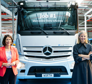 Wirtschaftsministerin Daniela Schmitt und Karin Rådström, Vorstandsmitglied der Daimler Truck AG 