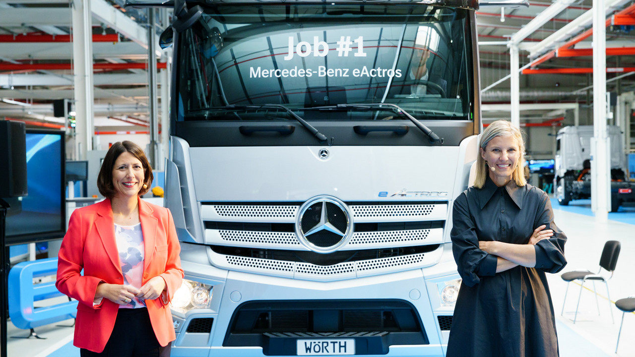 Wirtschaftsministerin Daniela Schmitt und Karin Rådström, Vorstandsmitglied der Daimler Truck AG 