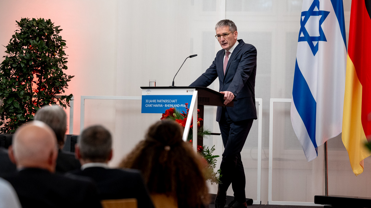 Landtagspräsident Hendrik Hering spricht auf dem Festakt
