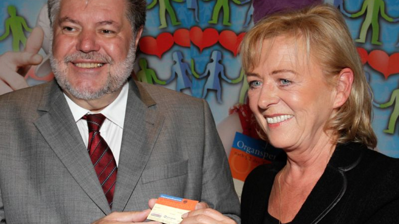 Ministerpräsident Kurt Beck präsentiert mit TK-Leiterin Anneliese Bodemar den Organspendeausweis. Bild: LZG