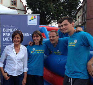 Ministerpräsidentin Dreyer an einem FSJ-Infostand; Bild: Staatskanzlei rlp