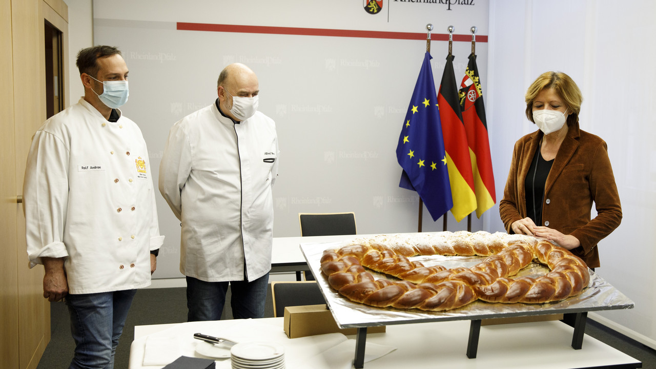 Ministerpräsidentin Malu Dreyer nimmt die Neujahrsbrezel von der Bäckerinnung Rhein-Nahe-Hunsrück entgegen Ministerpräsidentin Malu Dreyer nimmt die Neujahrsbrezel von der Bäckerinnung Rhein-Nahe-Hunsrück entgegen