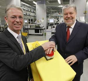 Der Chef der Briefniederlassung Mainz, Jörg Bahls, und Ministerpräsident Kurt Beck nehmen die neue Großbriefverteilmaschine in Betrieb. Bild: Georg / Pressestelle Deutsche Post